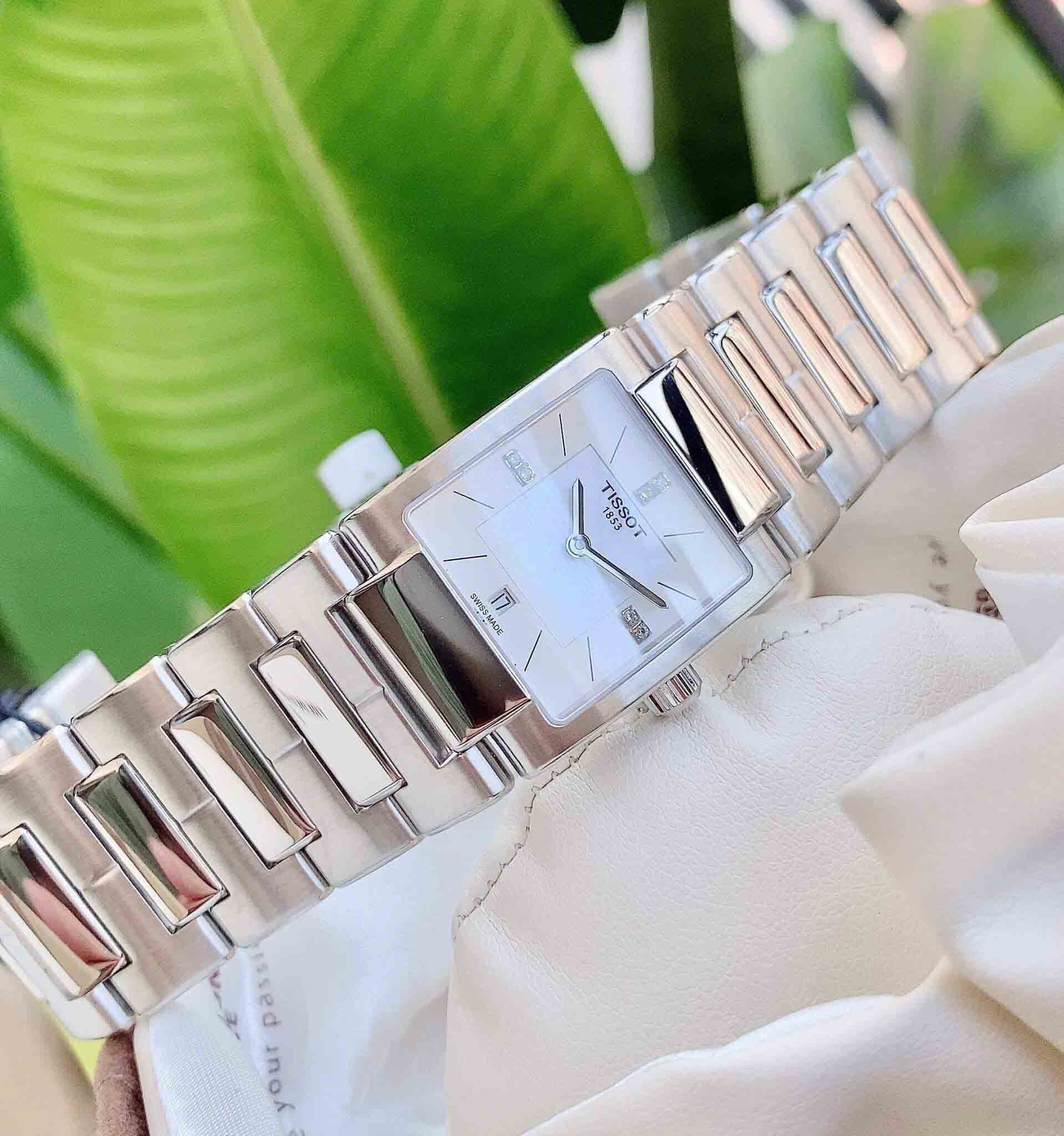 Tissot Tissot T090 T-LADY T02 T090.310.11.116.00 кварцевые женские часы часы крупный план белый циферблата