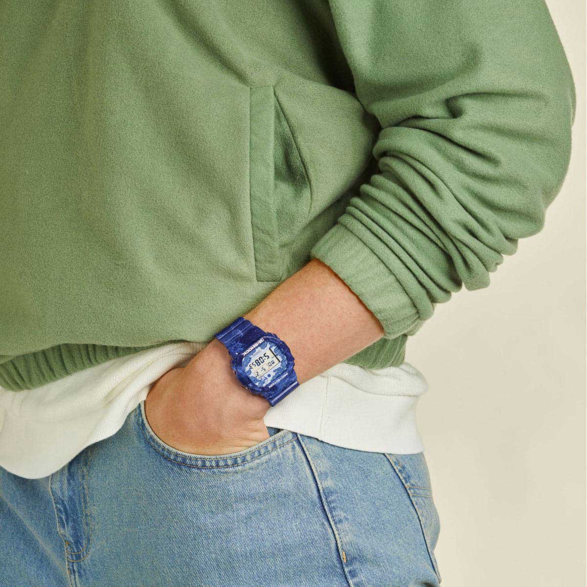 Casio Casio G-Shock DW-5600BWP-2 DW-5600, наручные мужские часы фото под углом