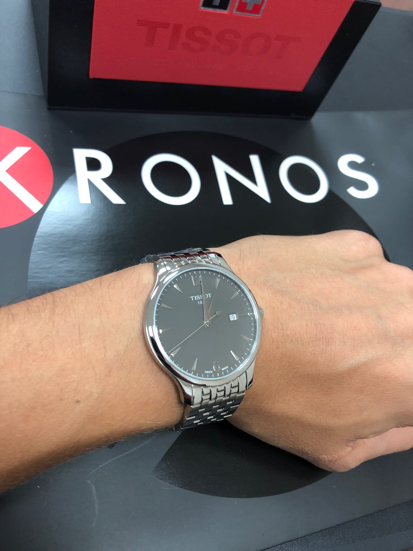 Tissot Tissot Tradition T063.610.11.067.00 Tradition — детали корпуса и нержавеющая сталь