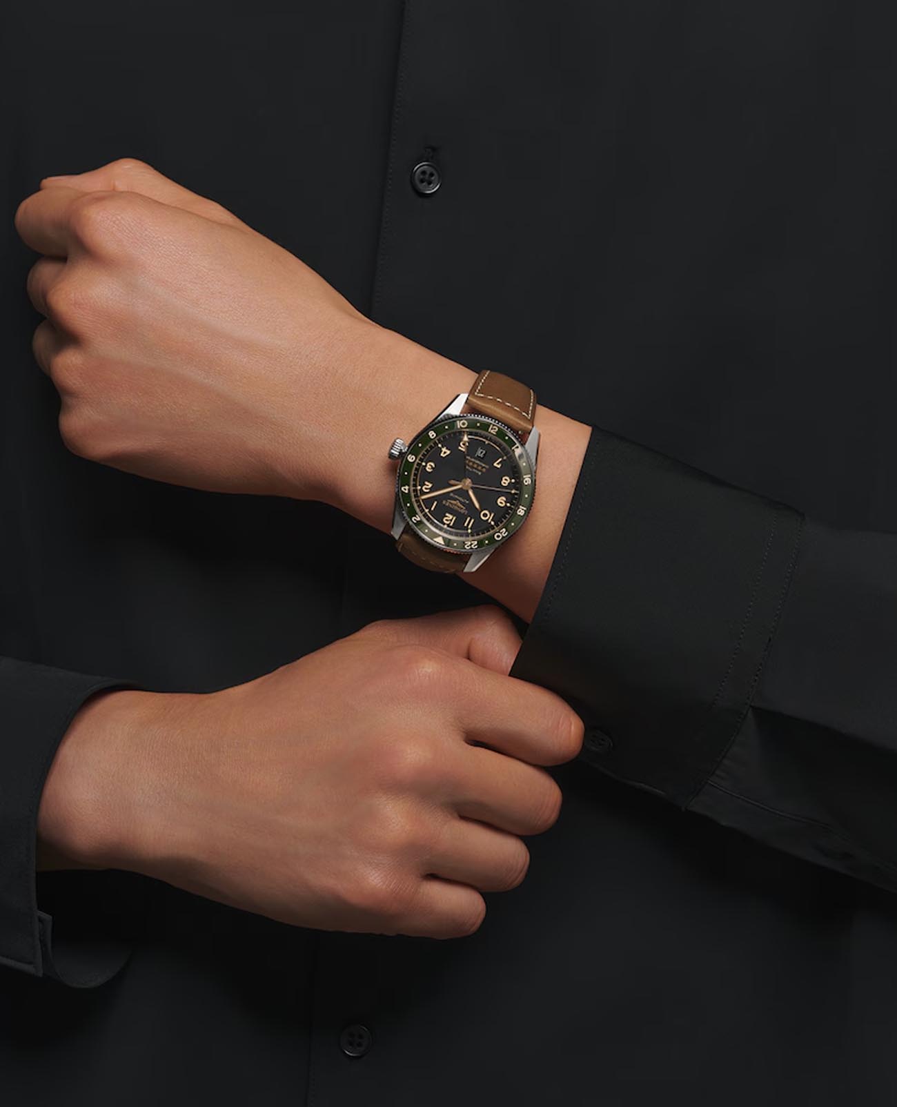 Longines Longines Spirit L3.812.4.63.2  — детали корпуса и кожаный