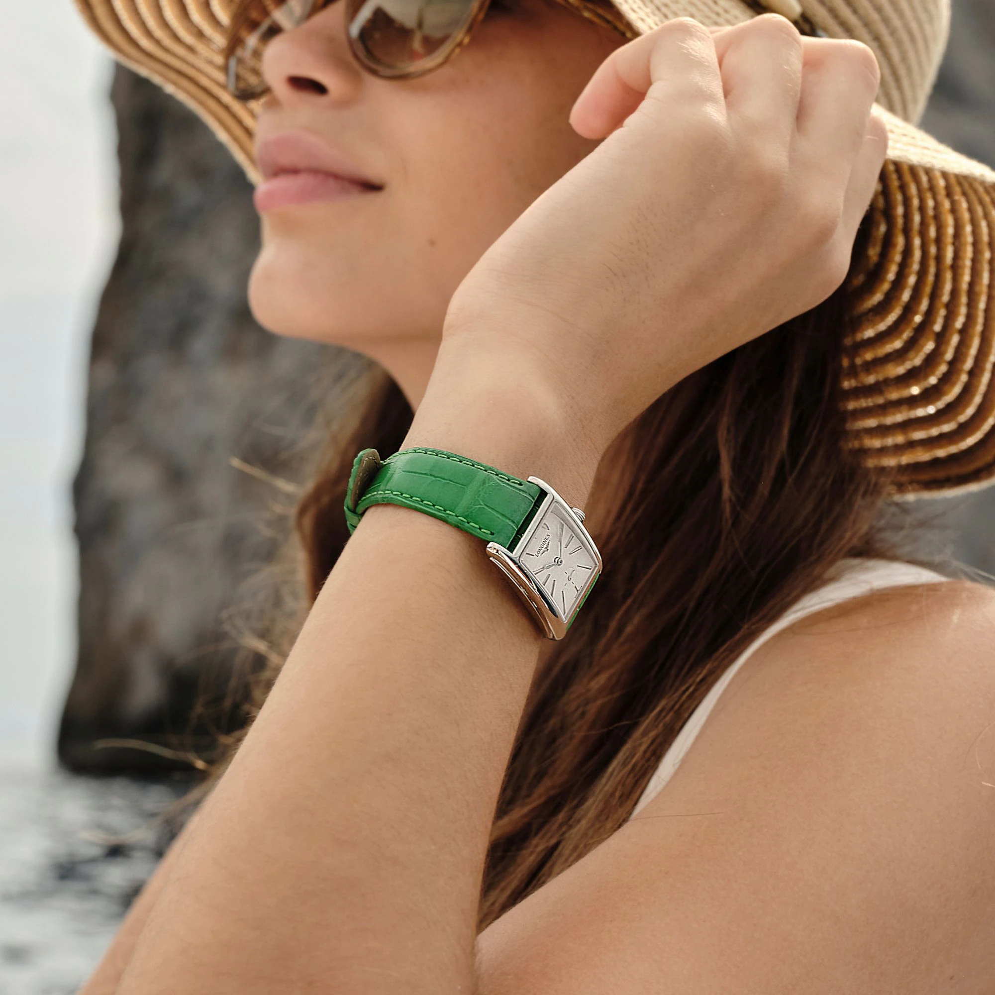 Longines L55124114 женские часы застежка крупным планом