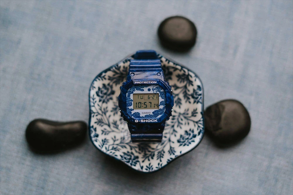 Casio DW-5600BWP-2 мужские часы застежка крупным планом