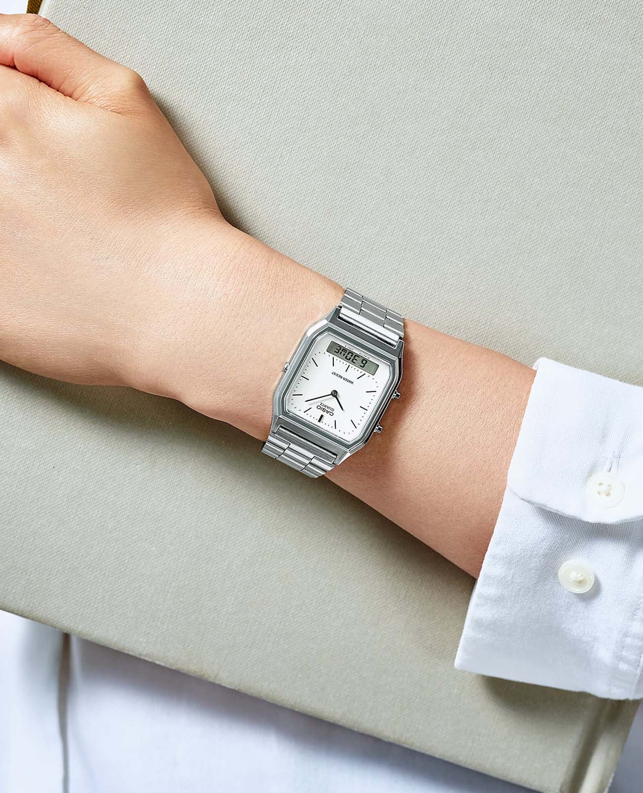 Casio Casio Collection AQ-230A-7A, vintage япония мужские часы на браслете нержавеющая сталь боковой вид