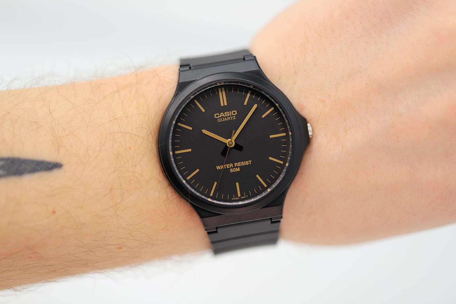 Casio Casio Collection MW-240-1E2VEF , наручные мужские часы фото под углом