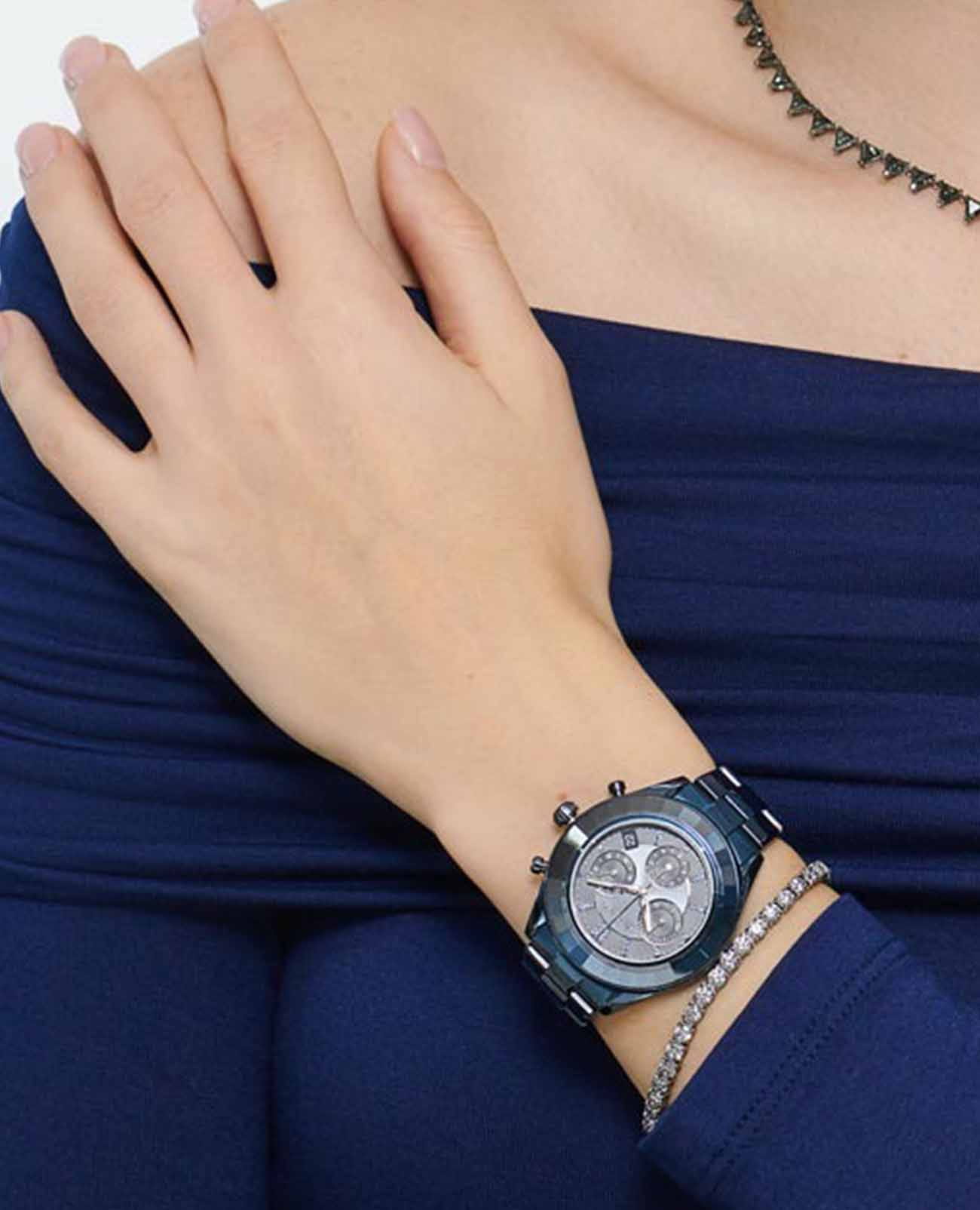Swarovski Swarovski Octea Lux Sport 5610475,  швейцария женские часы на браслете нержавеющая сталь с pvd-покрытием боковой вид