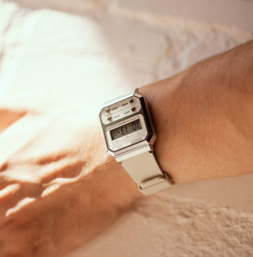 Casio A100WEF-8A женские часы застежка крупным планом