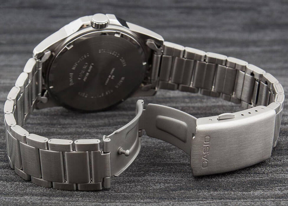 Casio MTP-1290D-2A мужские часы застежка крупным планом