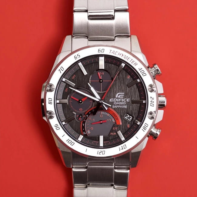 Casio EQB-1000XD-1A мужские часы застежка крупным планом