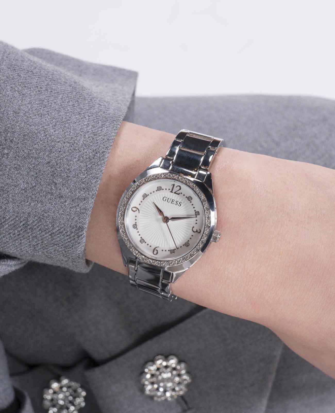 Guess GW0767L1 женские часы застежка крупным планом