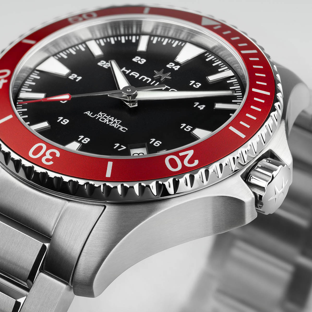 Hamilton Hamilton Khaki Navy Scuba Auto H82405130, khaki navy швейцария мужские часы на браслете нержавеющая сталь боковой вид